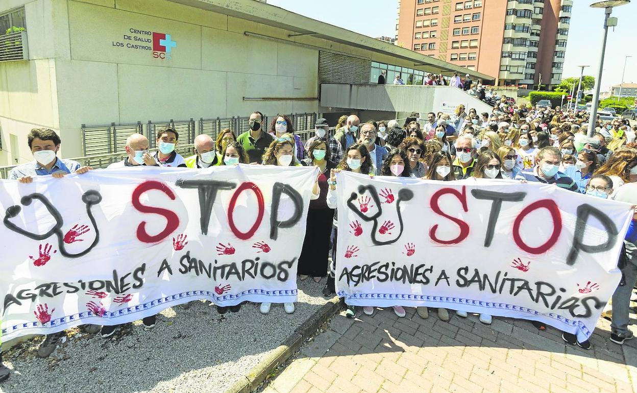 Imagen de una protesta en el centro de salud Sardinero contra las agresiones al personal sanitario. 