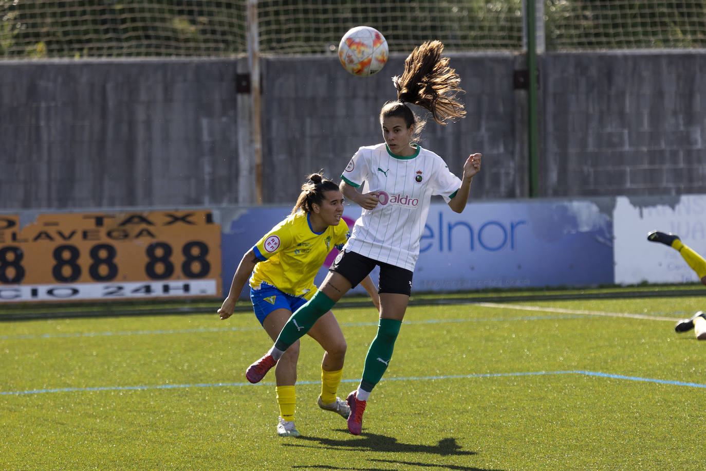 Fotos: El Racing Féminas golea al Friol en una gran primer parte