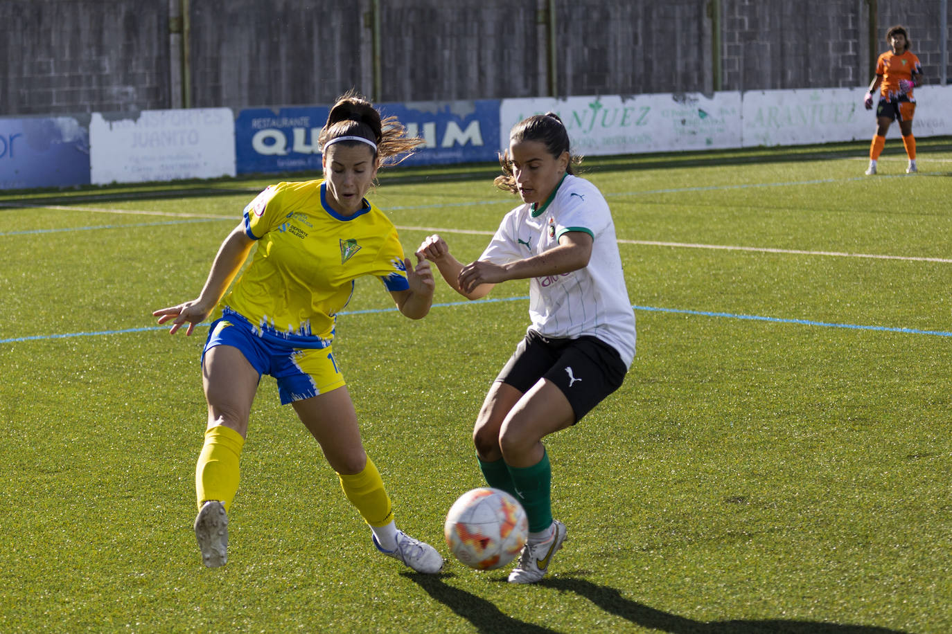 Fotos: El Racing Féminas golea al Friol en una gran primer parte