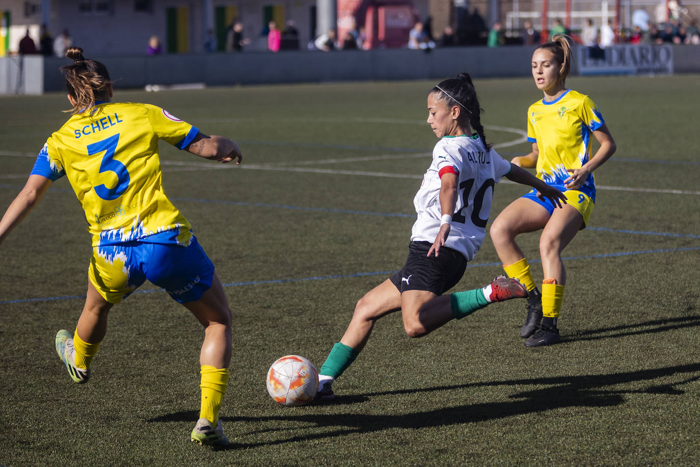 Fotos: El Racing Féminas golea al Friol en una gran primer parte