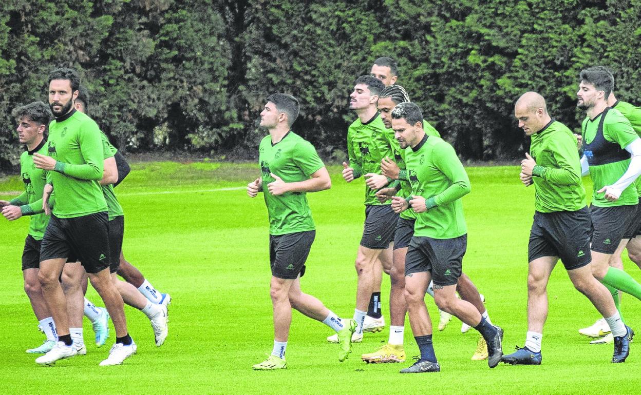 Los jugadores del Racing trotan en un entrenamiento de esta temporada en La Albericia. 