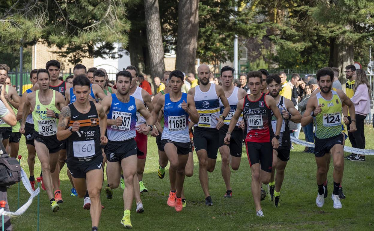 Pablo Sánchez (160) lidera la carrera absoluta masculina en el Cross Costa Esmeralda. 