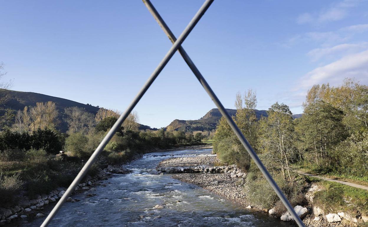 Vista del río Saja desde la pasarela que une los municipios de Cabezón de la Sal y Mazcuerras. 