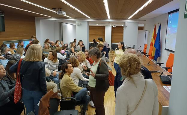 Asamblea, con cerca de 150 médicos, en el Colegio Oficial.