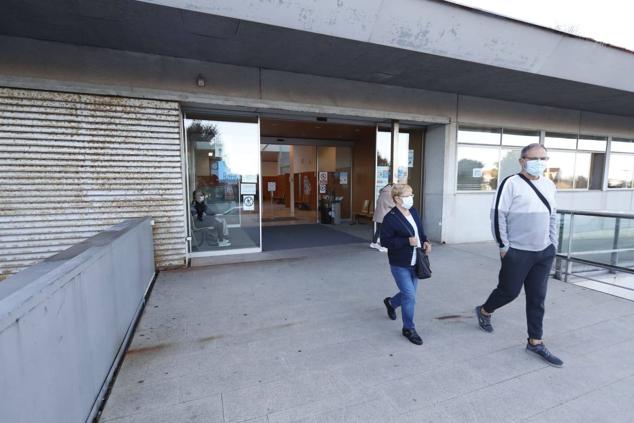 Pacientes abandonando el centro de salud de Los Castros.