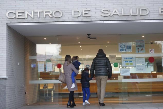 A primera hora de la mañana se ha acercado una pareja con sus dos hijas que intentó entrar por urgencias al centro de salud El Sardinero y les desviaron a la puerta principal. 