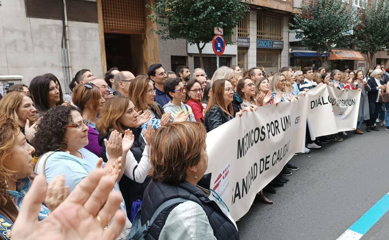 Cerca de dos centenares de médicos se manifiestan frente a las puertas de Sanidad. 