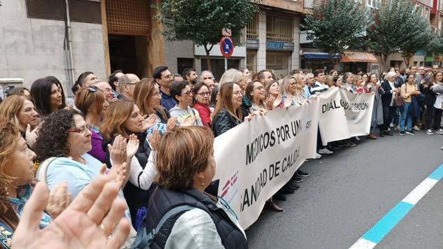 Manifestación de cerca de un centenar de médicos a las puertas de la consejería de Sanidad.