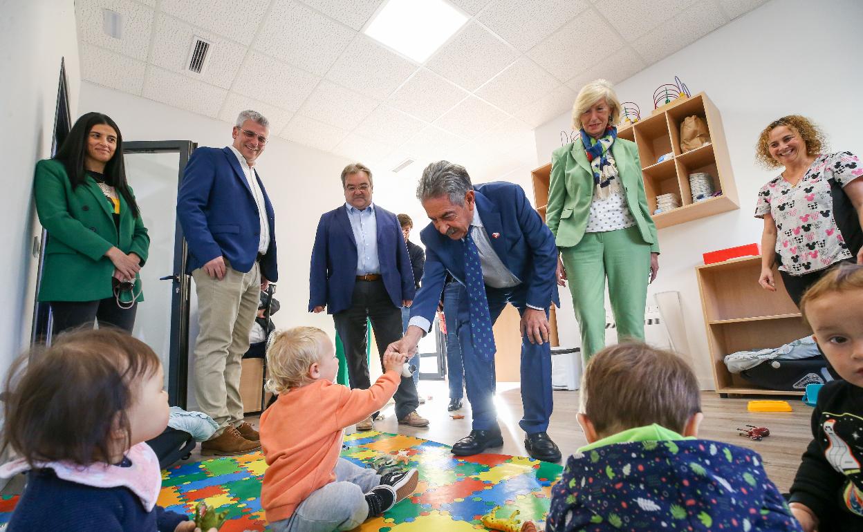 Inauguración del centro infantil en Noja. 