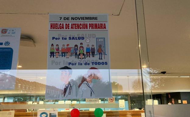 Cartel de la convocatoria, en el centro de salud El Sardinero.