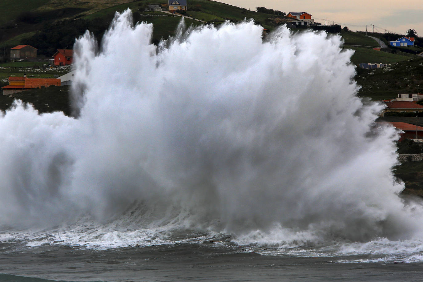 Fotos: Las imágenes que deja el temporal este lunes en Suances