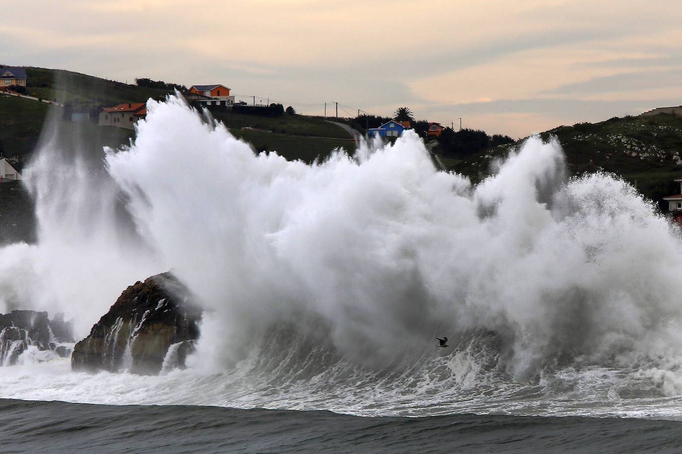 Fotos: Las imágenes que deja el temporal este lunes en Suances