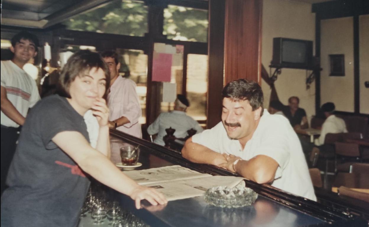 María Luz atendiendo a un cliente, Pablo Agüero, por los años 80. 