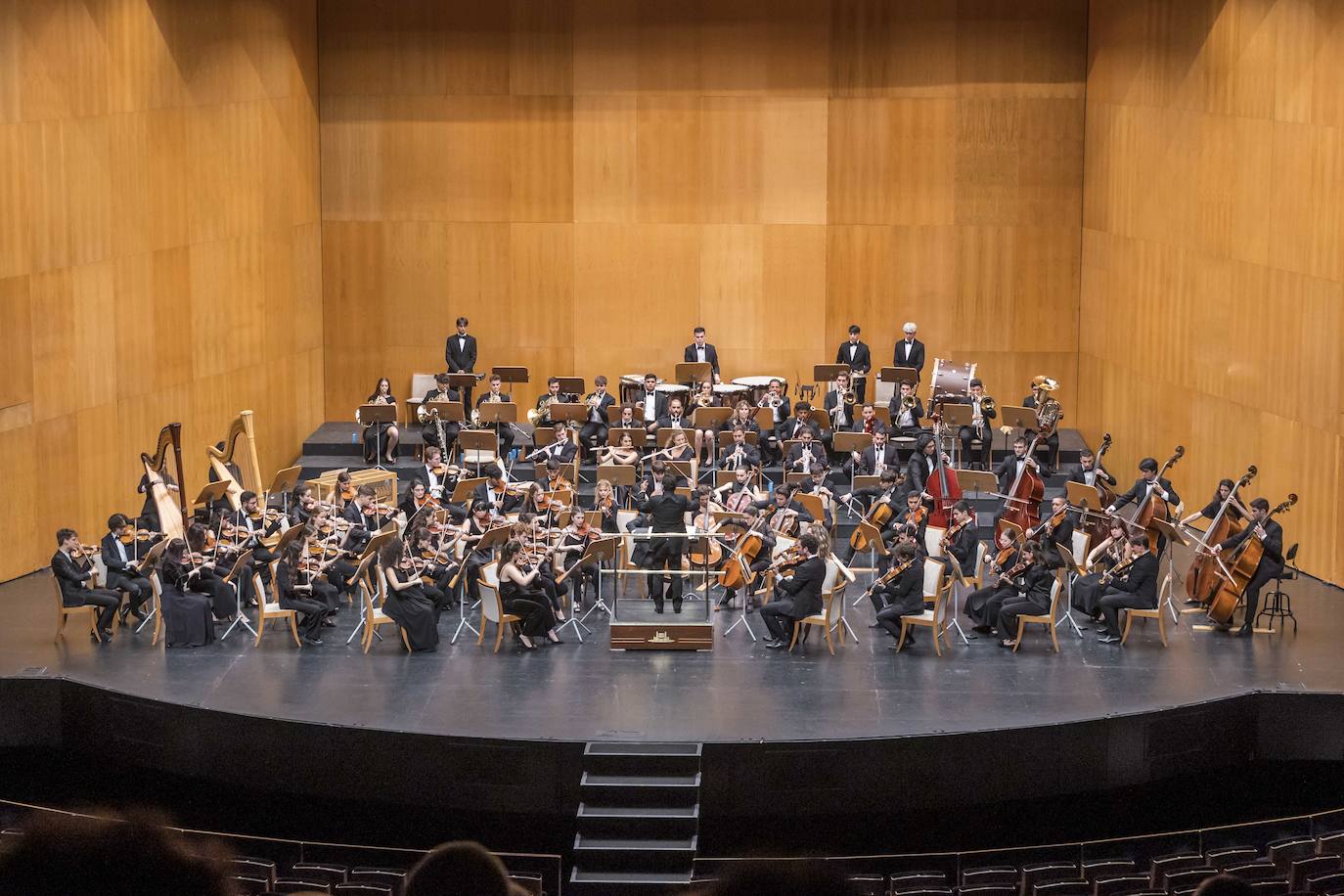 Una inmersión en Richard Strauss ha vertebrado este martes el concierto extraordinario de la Sinfónica Freixenet que conmemora los 120 años de El Diario Montañés y los 30 de la Escuela de Música Reina Sofía.