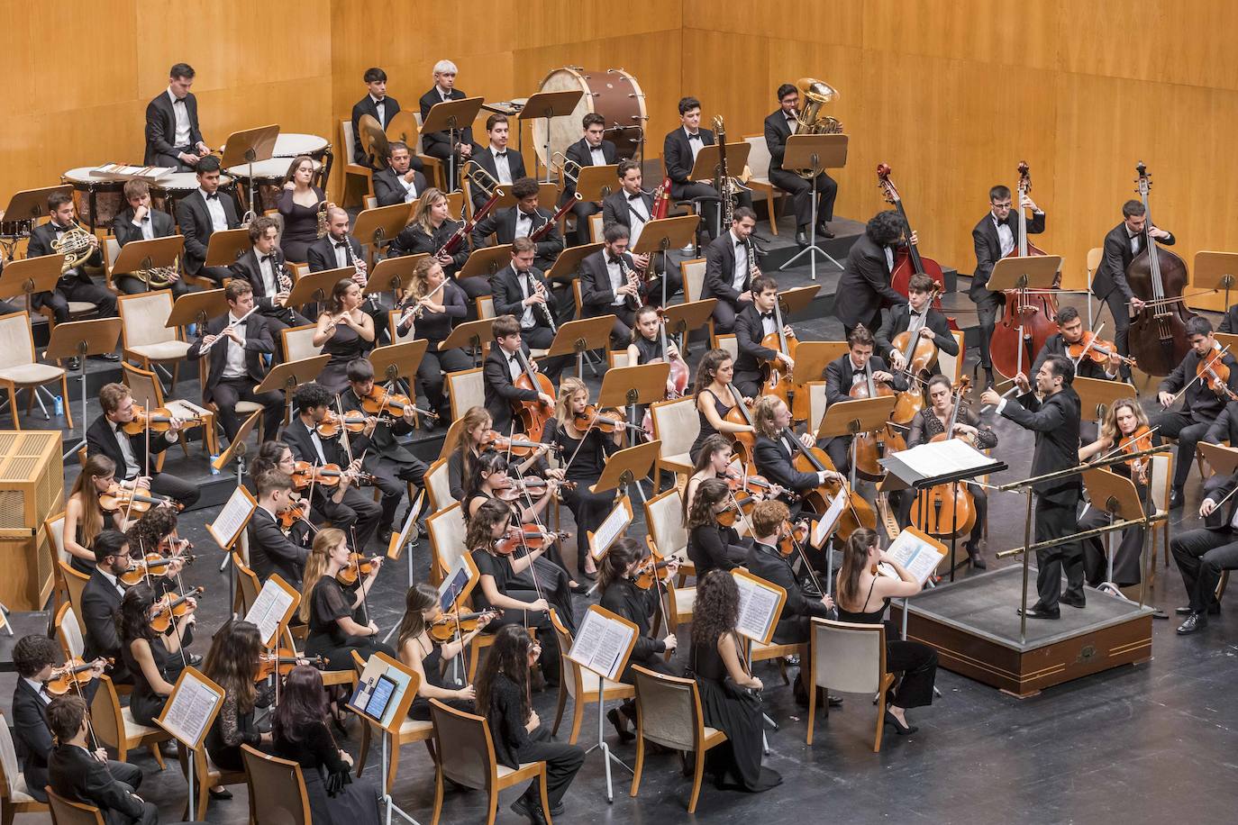 Una inmersión en Richard Strauss ha vertebrado este martes el concierto extraordinario de la Sinfónica Freixenet que conmemora los 120 años de El Diario Montañés y los 30 de la Escuela de Música Reina Sofía.