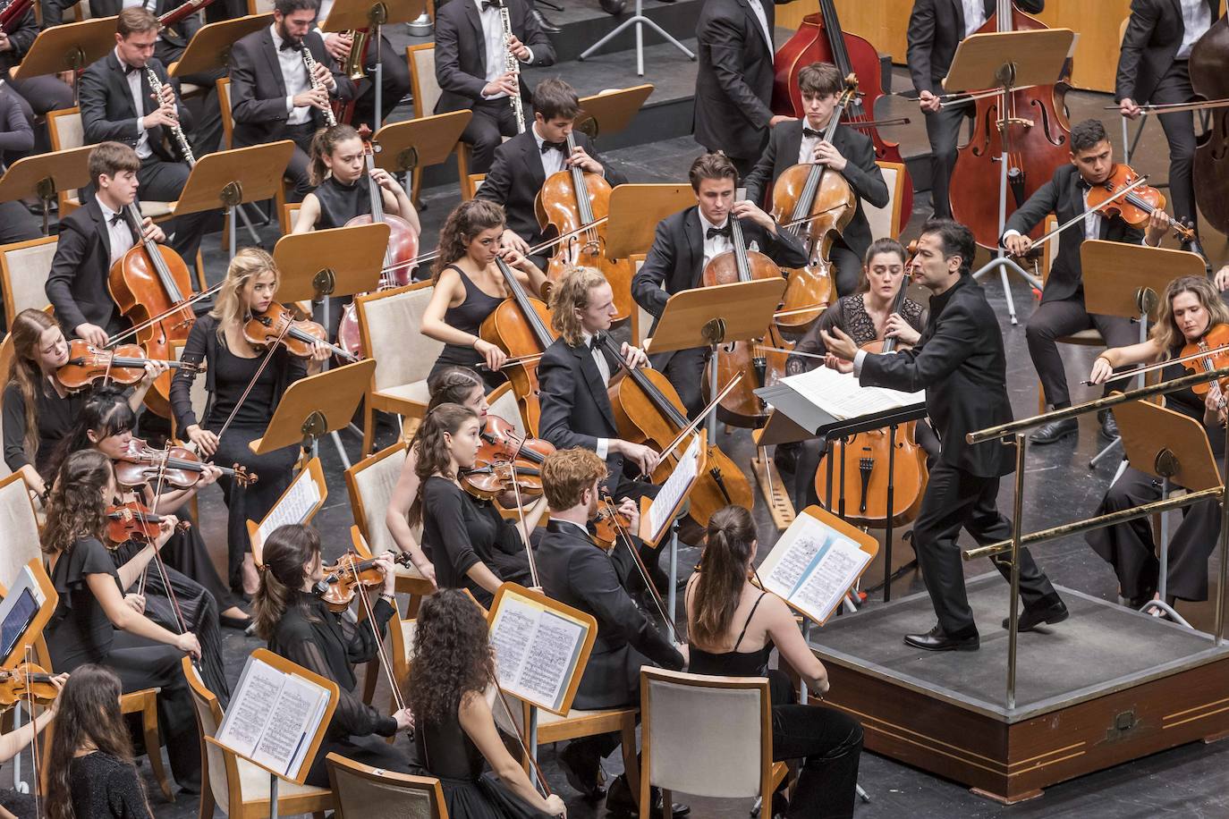 Una inmersión en Richard Strauss ha vertebrado este martes el concierto extraordinario de la Sinfónica Freixenet que conmemora los 120 años de El Diario Montañés y los 30 de la Escuela de Música Reina Sofía.