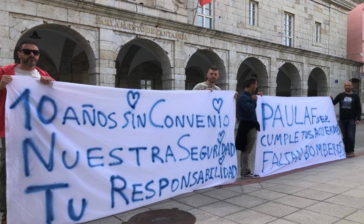 Imagen de la protesta de este martes frente al Parlamento.