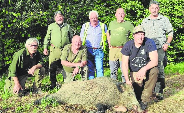 Cazadores de la cuadrilla 90, de Pedro Fernández, con un jabalí abatido recientemente en Fresneda Gesía. 