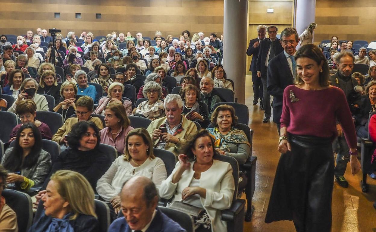 Un Ateneo repleto esperaba a Carmen Posadas, que llegó con retraso al ser desviado su vuelo a Bilbao por el viento. 