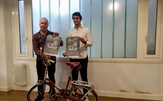 El concejal de Ferias y Mercados, Nacho González, y Germán Busqué, durante la presentación de la iniciativa.