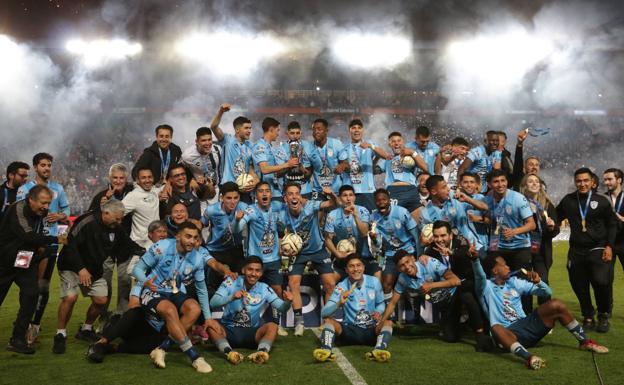 El equipo celebra el título de Liga al terminar el partido entre Pachuca y Toluca.