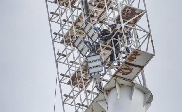 Recta final para la puesta a punto de la luz de El Sardinero 