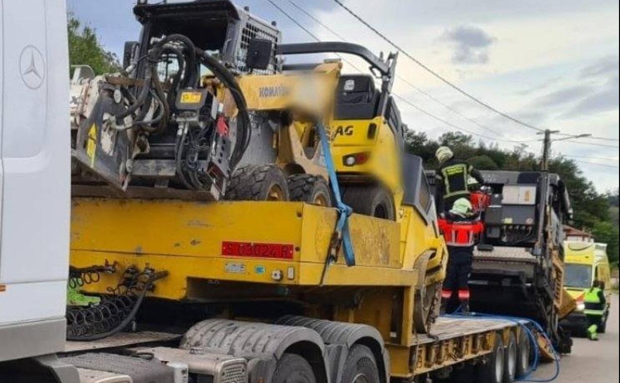 Imagen de la góndola del camionero fallecido, con la máquina que estaba subiendo en el momento de ocurrir el accidente.