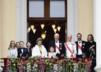 Imagen secundaria 1 - Arriba, la princesa Marta Luisa, el príncipe Haakon y la princesa Mette-Marit participan en la Marcha de la Rosa en Oslo. A la izquierda, Marta Luisa con su marido, Ari Behn y sus hijas. A la derecha, la familia real en los actos por el 80º aniversario de los reyes de Noruega.