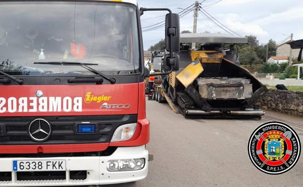 Otra imagen del dispositivo de los bomberos, ayer, para rescatar el cuerpo del transportista fallecido en Navajeda (Entrambasaguas).