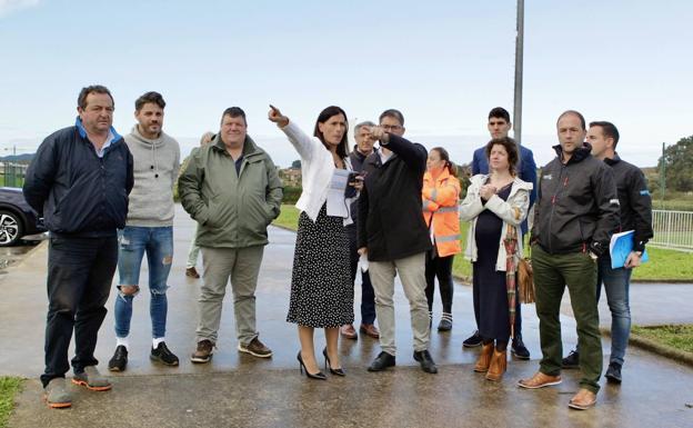 La alcaldesa Gema Igual visitó este miércoles wel complejo deportivo de San Román, donde se construirá el campo de fútbol 8.