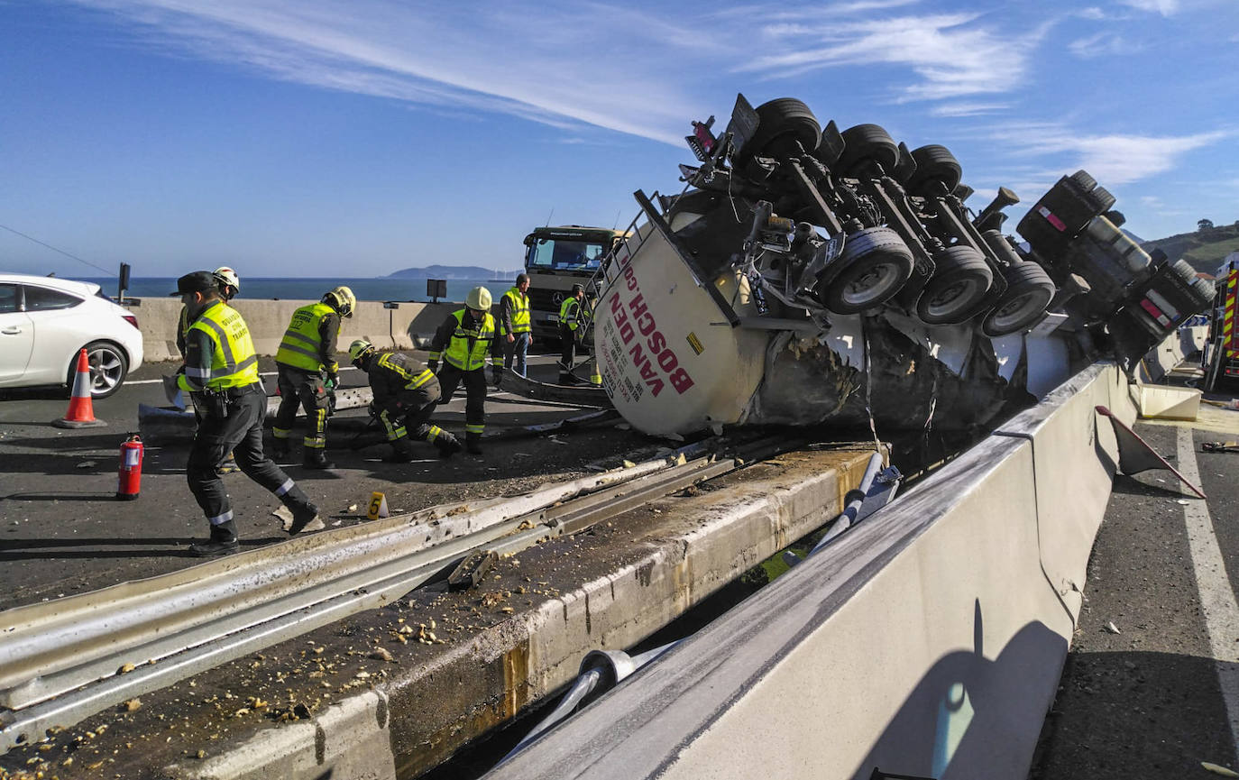 Imagen del camión accidentado en la A-8, a la altura de Ontón