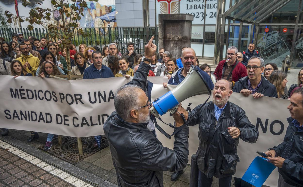 Óscar Ortiz, Vicente Alonso y Santiago Raba, delante de las pancartas que llevaron los médicos a la puerta de la sede del Gobierno