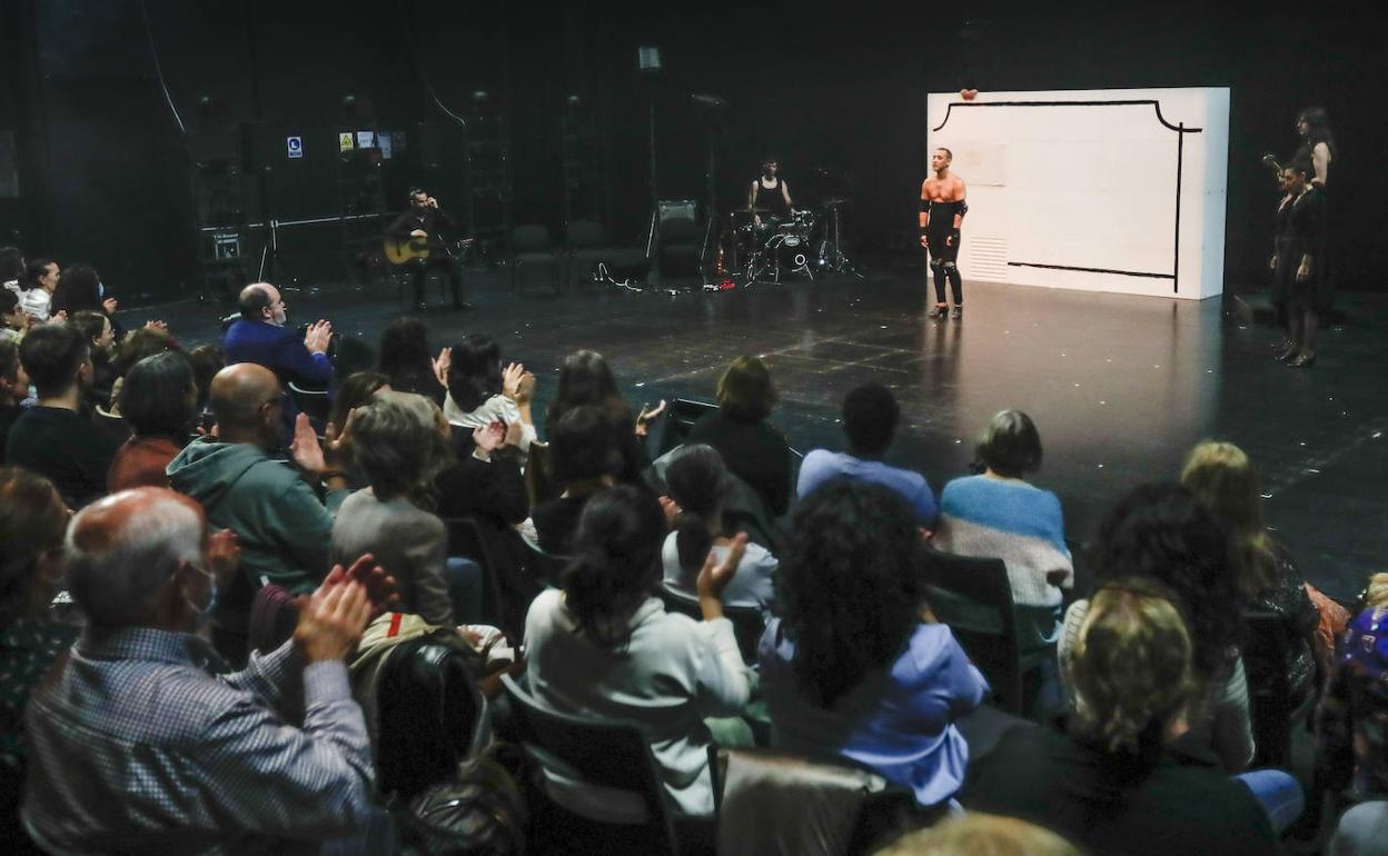 El público siguió la actuación desde unas sillas, en el mismo escenario.