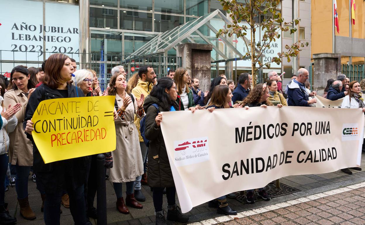 Concentración de médicos en Cantabria, este miércoles.