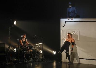 Imagen secundaria 1 - El público vive el espectáculo de Manuel Liñán sobre el propio escenario de la Sala Argenta