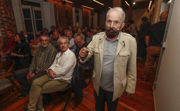 Pérez de Tudela, antes de comenzar su conferencia en el Club Alpino Tajahierro.