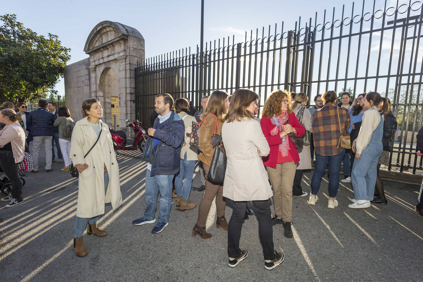 Médicos en huelga se concentraron ante el Parlamento, donde abuchearon al consejero de Sanidad a su entrada al edificio para presentar los presupuestos de su departamento.