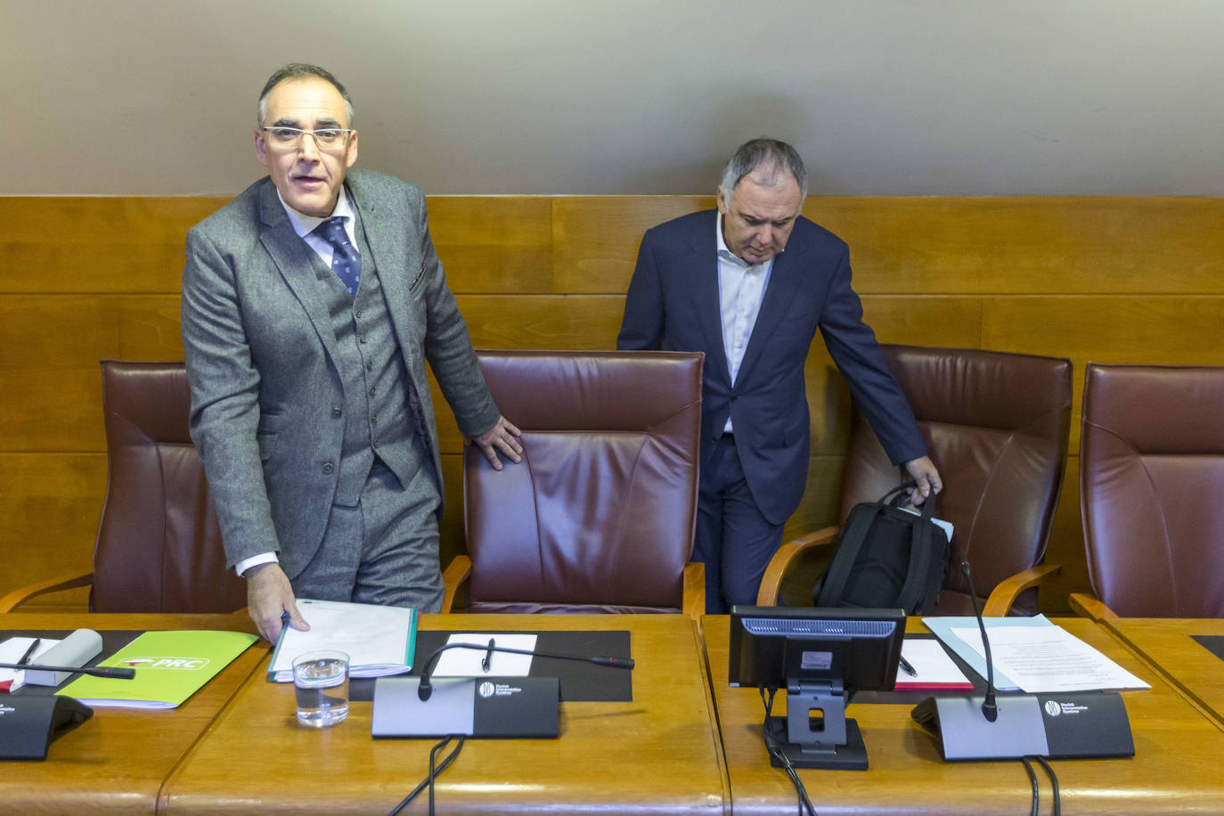 Médicos en huelga se concentraron ante el Parlamento, donde abuchearon al consejero de Sanidad a su entrada al edificio para presentar los presupuestos de su departamento.