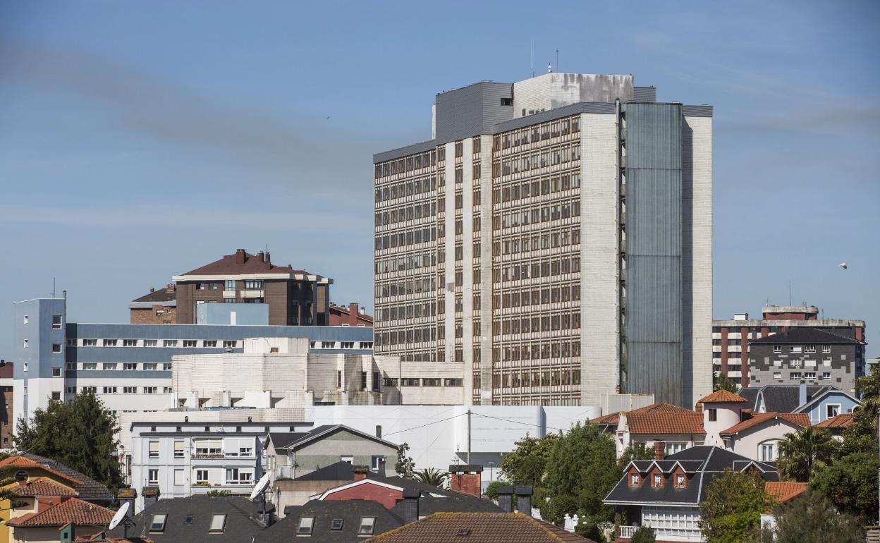 Fachada sur del edificio de la Residencia, cerrada desde hace seis años, cuando se trasladó su actividad al nuevo complejo de Valdecilla. 