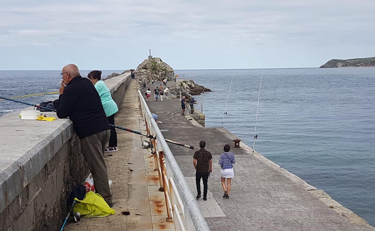 El rompeolas de San Vicente es un lugar muy visitado cuando las condiciones del mar lo permiten