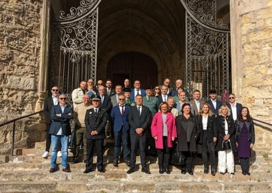 Imagen secundaria 1 - Las tres enfermeras homenajeadas, las autoridades asistentes y un momento de la preparación del cocido montañés 