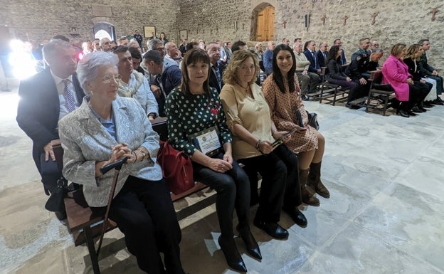 Imagen principal - Las tres enfermeras homenajeadas, las autoridades asistentes y un momento de la preparación del cocido montañés 