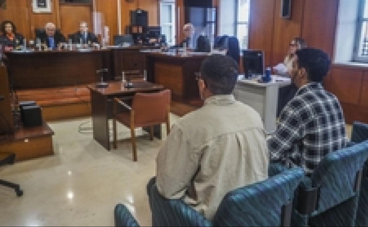 Los dos hombres acusados, durante el juicio.