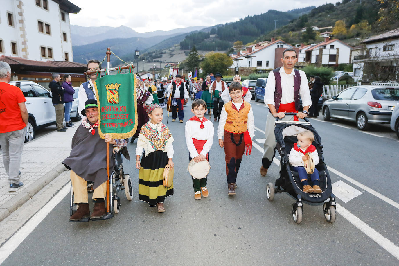 La capital lebaniega se vuelca para celebrar su aguardiente