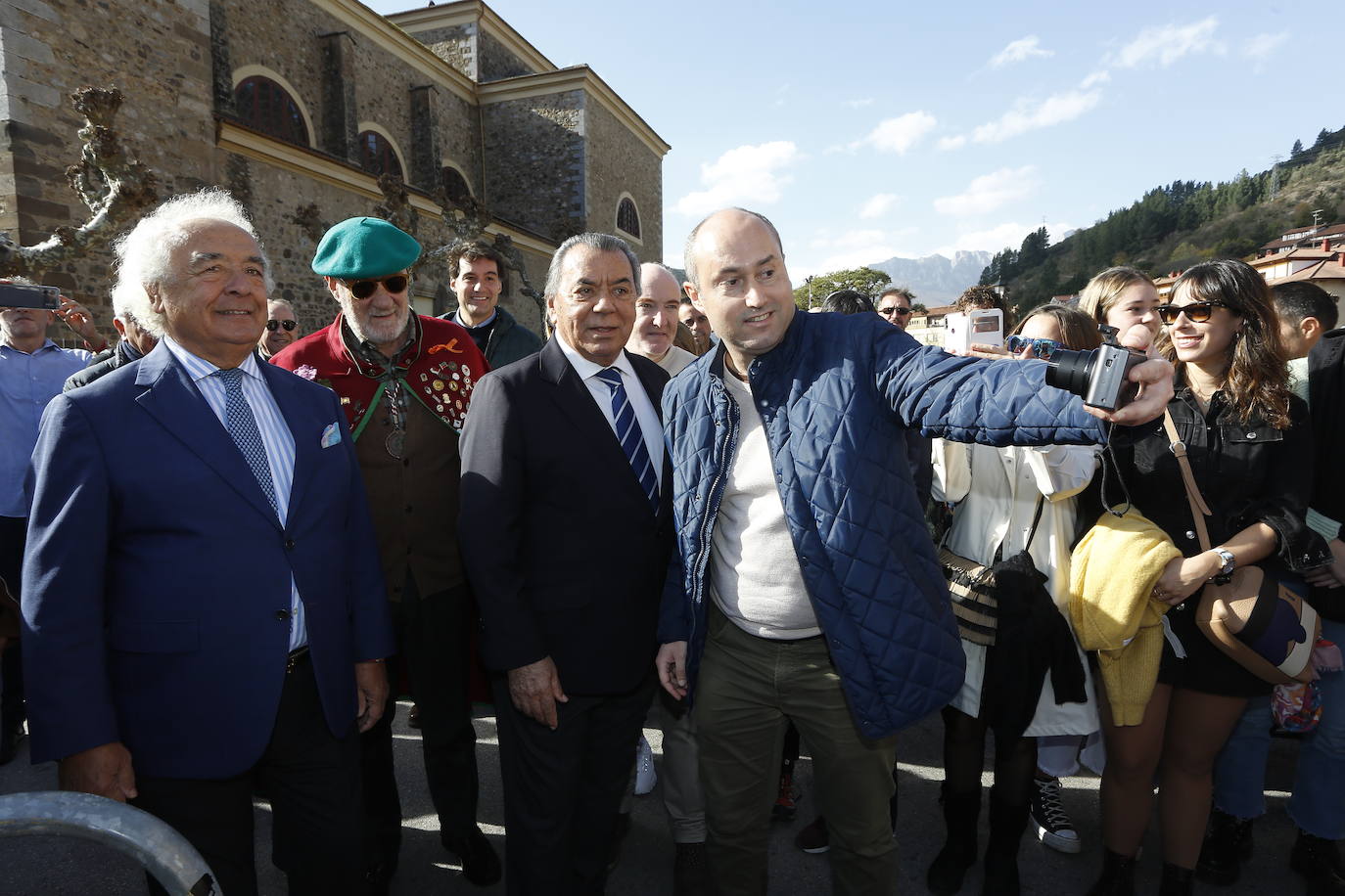 La capital lebaniega se vuelca para celebrar su aguardiente