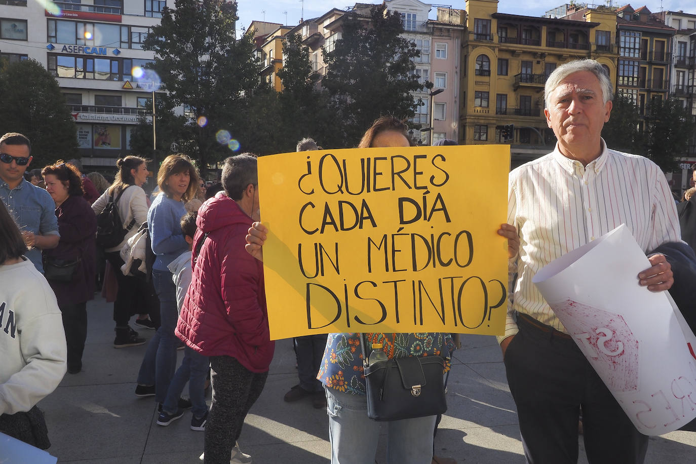 Centenares de ciudadanos se han sumado a la movilización impulsada por el colectivo médico.