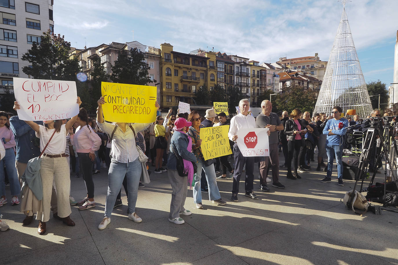 Centenares de ciudadanos se han sumado a la movilización impulsada por el colectivo médico.