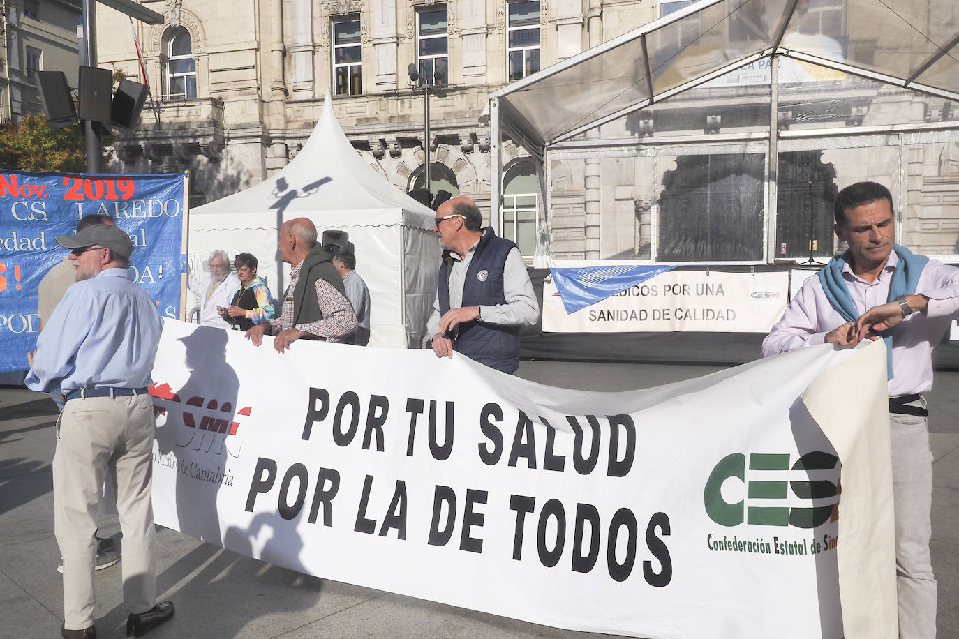 Centenares de ciudadanos se han sumado a la movilización impulsada por el colectivo médico.