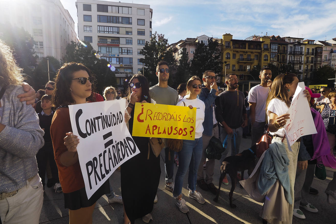 Centenares de ciudadanos se han sumado a la movilización impulsada por el colectivo médico.