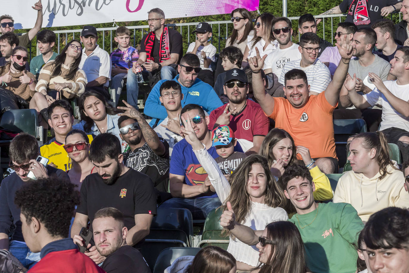 Las gradas se llenaron para ver el histórico encuentro.